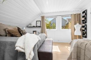 a living room with a couch and a window at Sjarmerende familievennlig hus med 2 soverom in Kristiansand