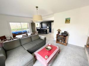 salon z kanapą i stołem w obiekcie Villa Jeannette w mieście Grosseto-Prugna