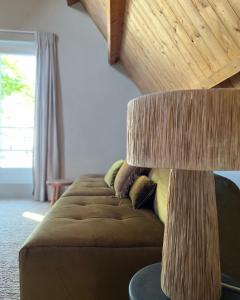 Dok 20, Lemmer في ليمير: غرفة معيشة مع أريكة بنية مع مصباح