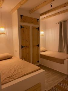 Ένα ή περισσότερα κρεβάτια σε δωμάτιο στο La hacienda Luxurious chalet with sea view garden 805