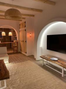 un soggiorno con una grande TV a schermo piatto di La hacienda Luxurious chalet with sea view garden 805 a Ras Sedr