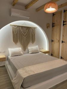 1 dormitorio con 1 cama grande en una habitación en La hacienda Luxurious chalet with sea view garden 805, en Ras Sedr