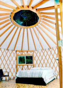 Llit o llits en una habitació de Eco Friendly Glamping Yurt In Roan Mountain Tn