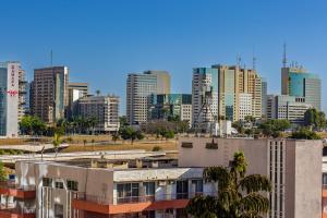 widok na panoramę miasta z wysokimi budynkami w obiekcie Apart Hotel Centro de Brasília w mieście Brasília