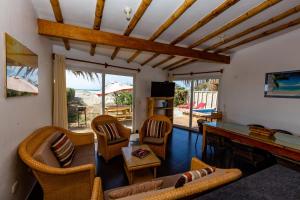 Casa Killa Vichayito في فيشايتو: غرفة معيشة مع طاولة وكراسي