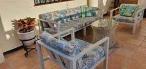 sala de estar con sofá y mesa en Villa Azul, en Callao Salvaje
