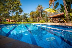 een zwembad in een resort bij IPÊ Florido Parque Hotel in Paracatu