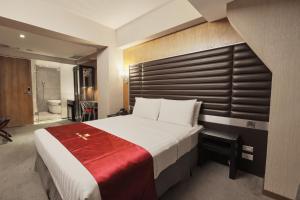 a hotel room with a large bed and a bathroom at 立多精品旅館Li Duo Best Hotel in Taipei