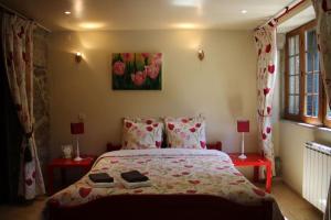 - une chambre avec un lit et 2 tables rouges dans l'établissement Maisons des Fleurs, à Sande