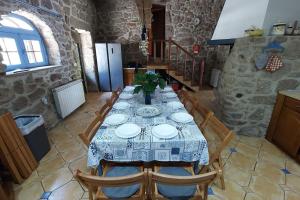 - une salle à manger avec une table dans une maison en pierre dans l'établissement Maisons des Fleurs, à Sande