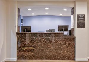 Ο χώρος του λόμπι ή της ρεσεψιόν στο Super 8 by Wyndham Victoria - South - Hwy 59