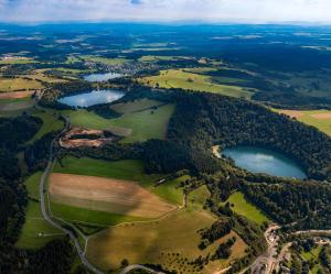 una vista aérea de un campo de golf con dos lagos en Gasthaus Paula en Üdersdorf