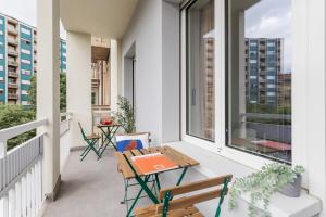 balcone con tavolo, sedie e finestre di Top Living Apartments - Carducci a Torino