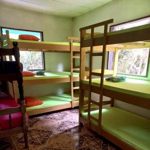 מיטה או מיטות קומותיים בחדר ב-Live Hostel