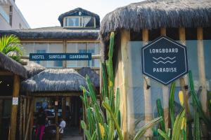 una señal en el lateral de un edificio en Longboard Paradise Surf Club, en Río de Janeiro