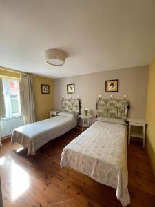 a bedroom with two beds in a room at Apartamento en Treceño, Cantabria in Treceño