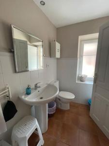 a white bathroom with a sink and a toilet at Apartamento en Treceño, Cantabria in Treceño