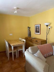 - un salon avec un canapé, une table et une statue de chat dans l'établissement Apartamento en Treceño, Cantabria, à Treceño