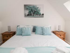 ウーラーにあるHethpoolのベッドルーム(白いベッド、青い枕付)