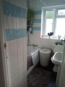 uma casa de banho com uma banheira, um WC e um lavatório. em Albany Rooms em Bexley