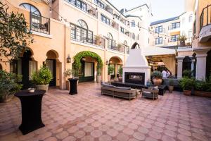 a courtyard with furniture and a fireplace in a building at el PRADO in Palo Alto