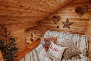 Treehouse on the Water -Eagles Nest-20 ft high客房内的一张或多张床位