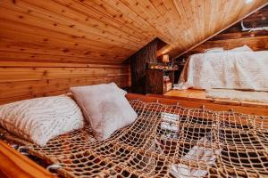 安吉利斯港Treehouse on the Water -Eagles Nest-20 ft high的木制客房内的一张大床,