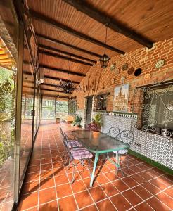 um pátio com uma mesa e cadeiras num quarto em Finca Paraíso Rural em El Burgo de Osma