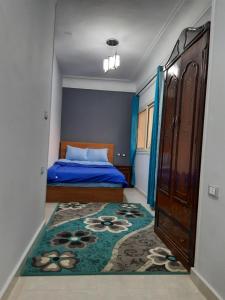 una camera con letto e tappeto di Aton pyramids view guest house a Il Cairo