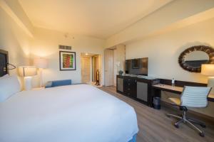een hotelkamer met een groot bed en een bureau bij Real Intercontinental San Salvador, an IHG Hotel in San Salvador