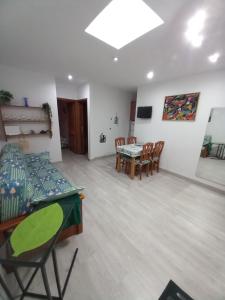 Habitación con mesa, sillas y comedor. en alojamientosmomi3, en Corralejo