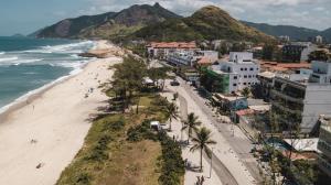 uma vista aérea da praia em Puerto Vallarta em Longboard Paradise Surf Club no Rio de Janeiro