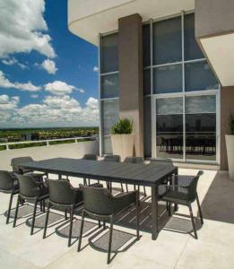 a black table and chairs on a patio at Sky Tower Increíble Departamento en Asunción in Asuncion