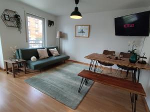 uma sala de estar com um sofá e uma mesa em ZEN Apartment - good traffic connection - bright em Karlsruhe