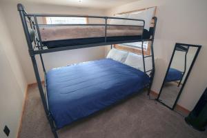 1 Schlafzimmer mit 2 Etagenbetten in einem Zimmer in der Unterkunft Ponderosa Lodge in Estes Park