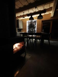 sala de estar con mesa y chimenea en Predlówka - Na dachu Świata, en Zawoja