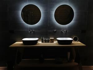 une salle de bains avec deux lavabos sur un comptoir avec deux miroirs dans l'établissement Predlówka - Na dachu Świata, à Zawoja