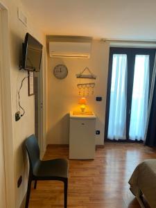 Zimmer mit einem Tisch, einem Stuhl und einem TV in der Unterkunft Le Dimore Del Sarto rooms in Polignano a Mare