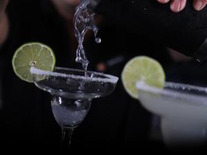 una bebida vertida en un vaso de martini con rodajas de lima en Real Intercontinental San Salvador, an IHG Hotel, en San Salvador