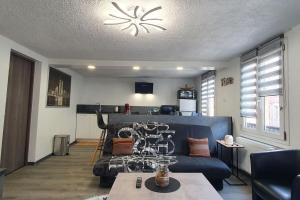 salon z kanapą i stołem w obiekcie - 1 - Appartement charmant moderne 5 pers T3 73m2 w mieście Sélestat