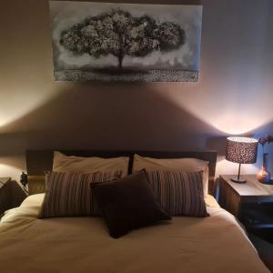 1 dormitorio con 1 cama con un árbol en la pared en Chill House Keti, 