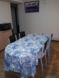 una mesa de comedor con una manta azul y blanca. en Cielo Patagónico en Trelew