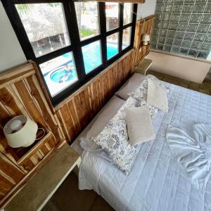 蒙特里科Johnnys Place Hotel的一间卧室设有一张床,享有游泳池的景色
