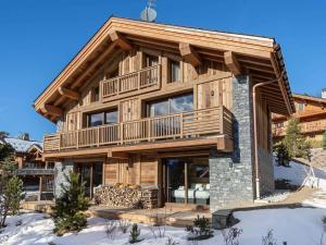 a log home with a wrap around deck in the snow at Appartement Les Allues-Méribel, 5 pièces, 10 personnes - FR-1-566-2 in Les Allues