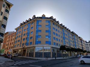 un gran edificio en una calle de la ciudad en LA ERIA I, muy soleado, Wifi, garaje, 15 min a pie al centro, en Oviedo