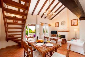 salon ze stołem i schodami w obiekcie Villa las Tinajas Luxury w mieście Nerja