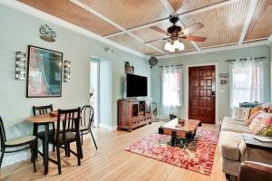 een woonkamer met een bank en een tafel bij Palmettos Cabana in St. Augustine