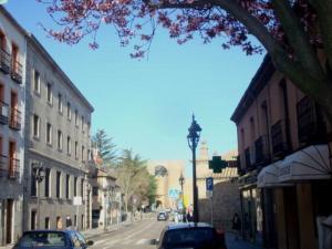 uma rua da cidade com carros estacionados na rua em Albatros (wifi y garaje) em Ávila