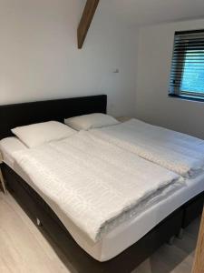 Postel nebo postele na pokoji v ubytování De Skure: vakantiewoning op boerderij