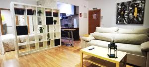 una sala de estar con un sofá y una mesa en ALMAALQUILER Clavería 11, en Almagro
